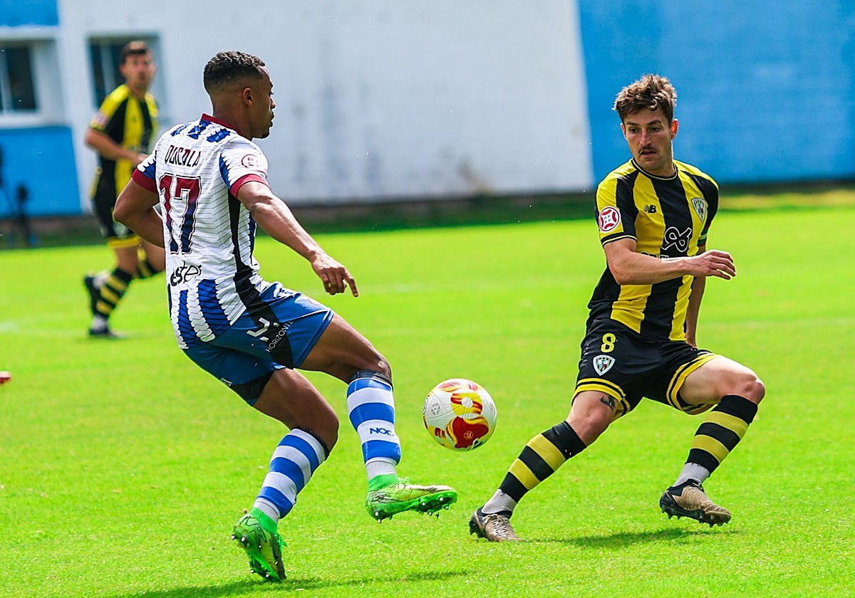 Quicala Bari encara a Julen Huidobro en una acción del partido entre el Avilés y el Barakaldo.