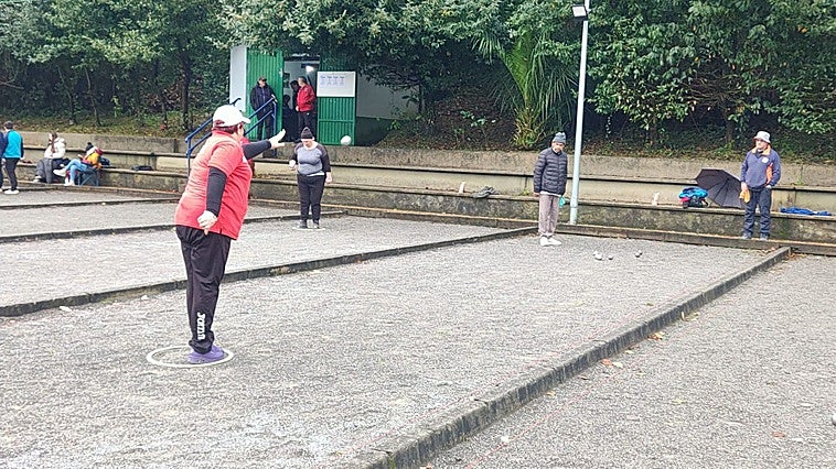 Etxebarri rompe clichés con el torneo femenino 'Petanca para nosotras'