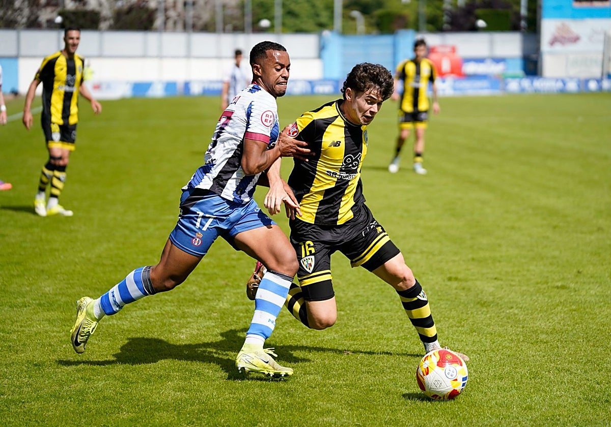 Oier López pugna con Quicala Bari en una acción del partido entre el Avilés y el Barakaldo.