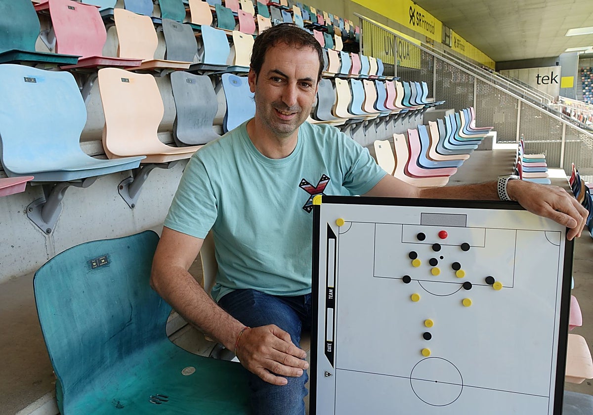 Fernando Fernández en Lasesarre con la pizarra que utiliza para las tácticas.
