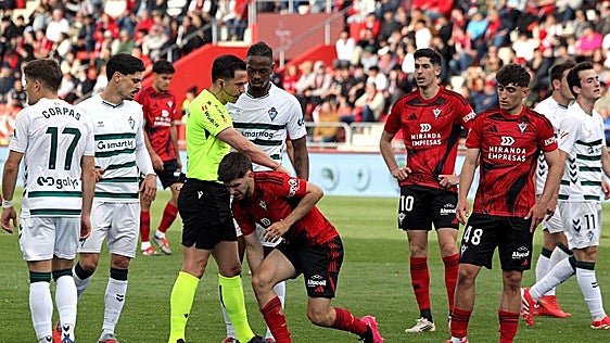 Al menos 1.200 euros de multa al Mirandés por insultos contra un jugador y un árbitro