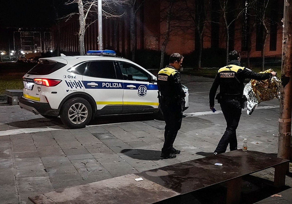 Estampan un vaso a una mujer en la cabeza para robarle el bolso en Vitoria