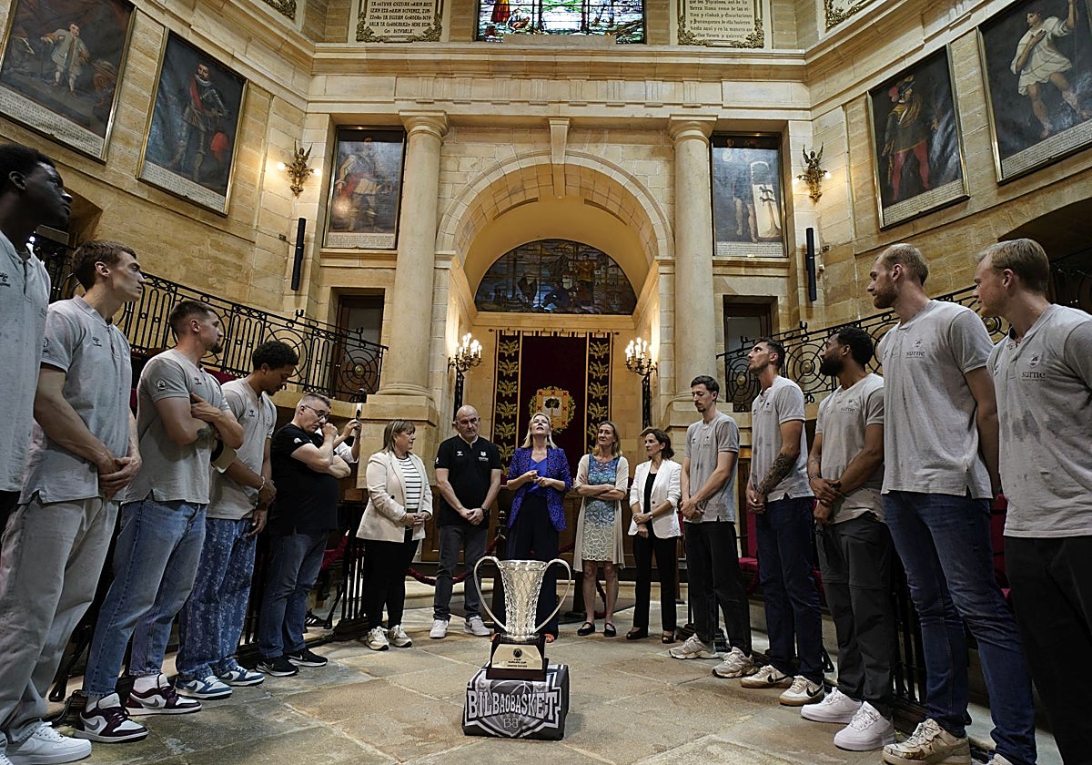 Las Juntas de Gernika homenajean a los hombres de negro: «El Surne Bilbao es como un roble»