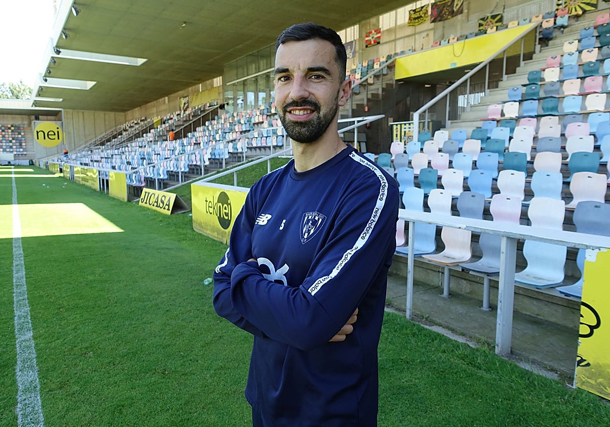 Ekaitz Molina, capitán del Barakaldo, en Lasesarre antes de la 'final' ante el Celta Fortuna.
