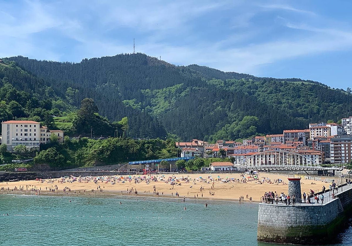 Detenido en Ondarroa por masturbarse y fotografiar a menores en las duchas de la playa
