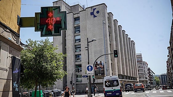 Sanitarios denuncian temperaturas cercanas a los 30 grados en varias plantas de Txagorritxu y Santiago