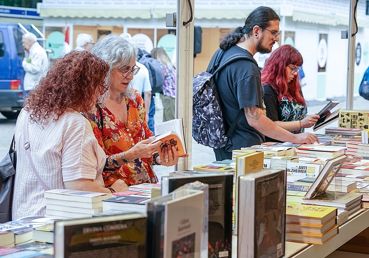 El Arenal acoge la Feria del Libro con brisa, lectores y una defensa de la diversidad lingüística