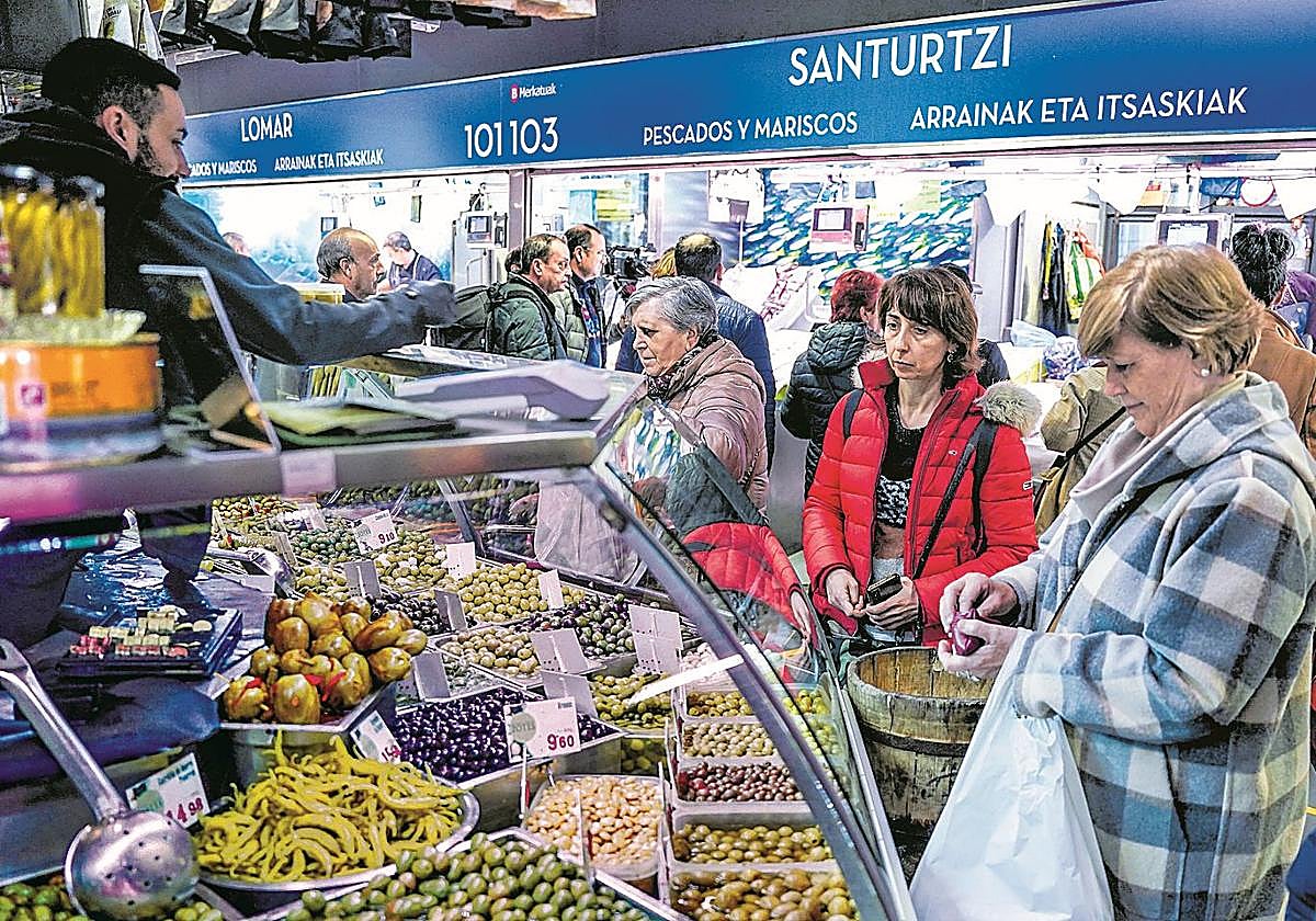 Bilbao debate si debe aplicar el IVA a la tasa que pagan los comerciantes en La Ribera