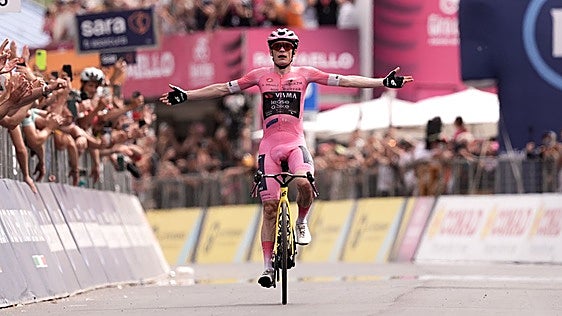 Vingegaard corona su Giro perfecto batiendo a Pantani