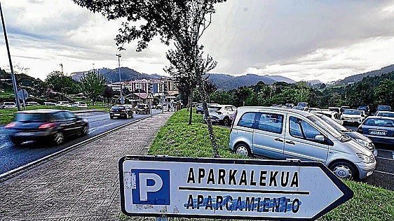 Lekeitio permitirá aparcar a vecinos de municipios cercanos tras recurrir la sentencia que lo prohibía
