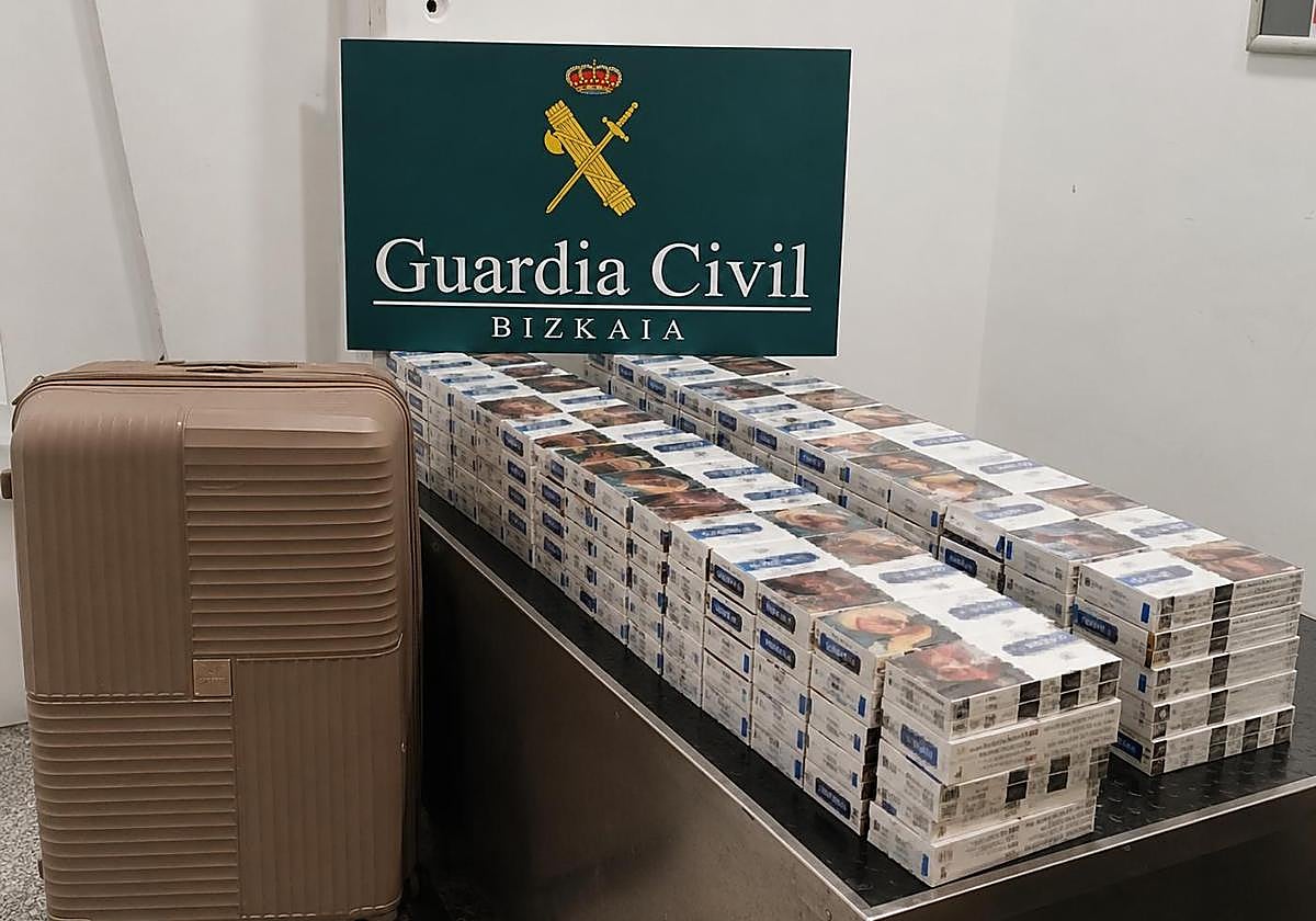 Intervienen 4.600 cajetillas de tabaco ocultas en tres maletas facturadas en el aeropuerto de Loiu