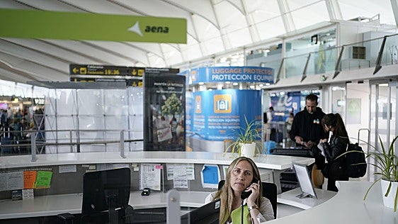 El aeropuerto de Bilbao implanta un sistema de atención por IA y prescinde de seis empleados