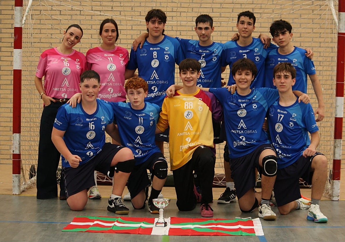 El conjunto cadete masculino posa antes de la final disputada.
