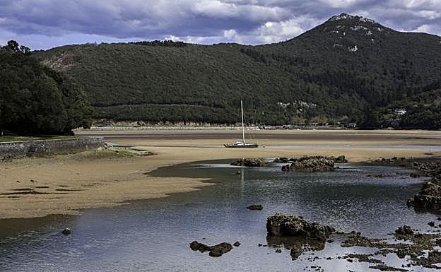 Velero junto a la isla de Txatxarramendi.