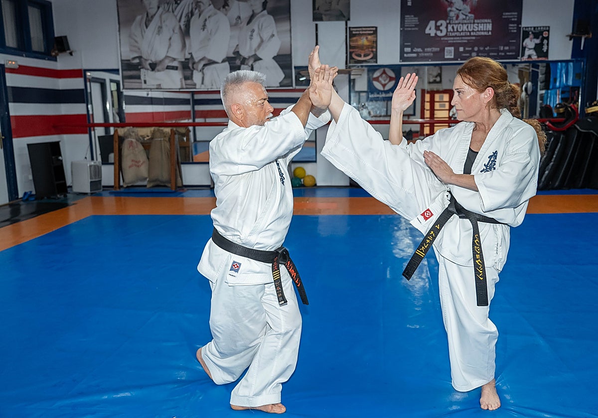 Javier Sáez, 70 años, y Maite Bañares, 63 años entrenan en el gimnasio Ying-Yang desde hace décadas.