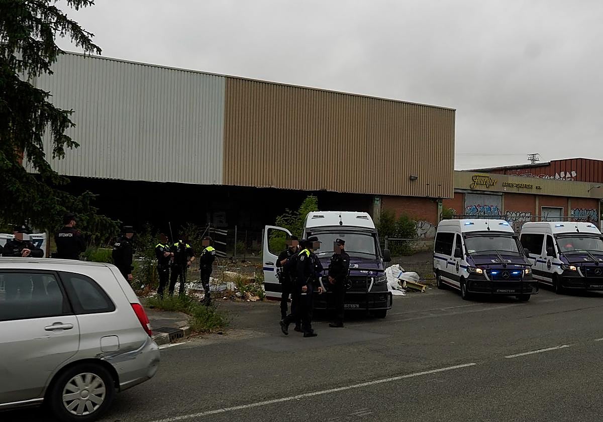 La Ertzaintza y la Policía Local de Vitoria desalojan la fábrica okupada de Fournier