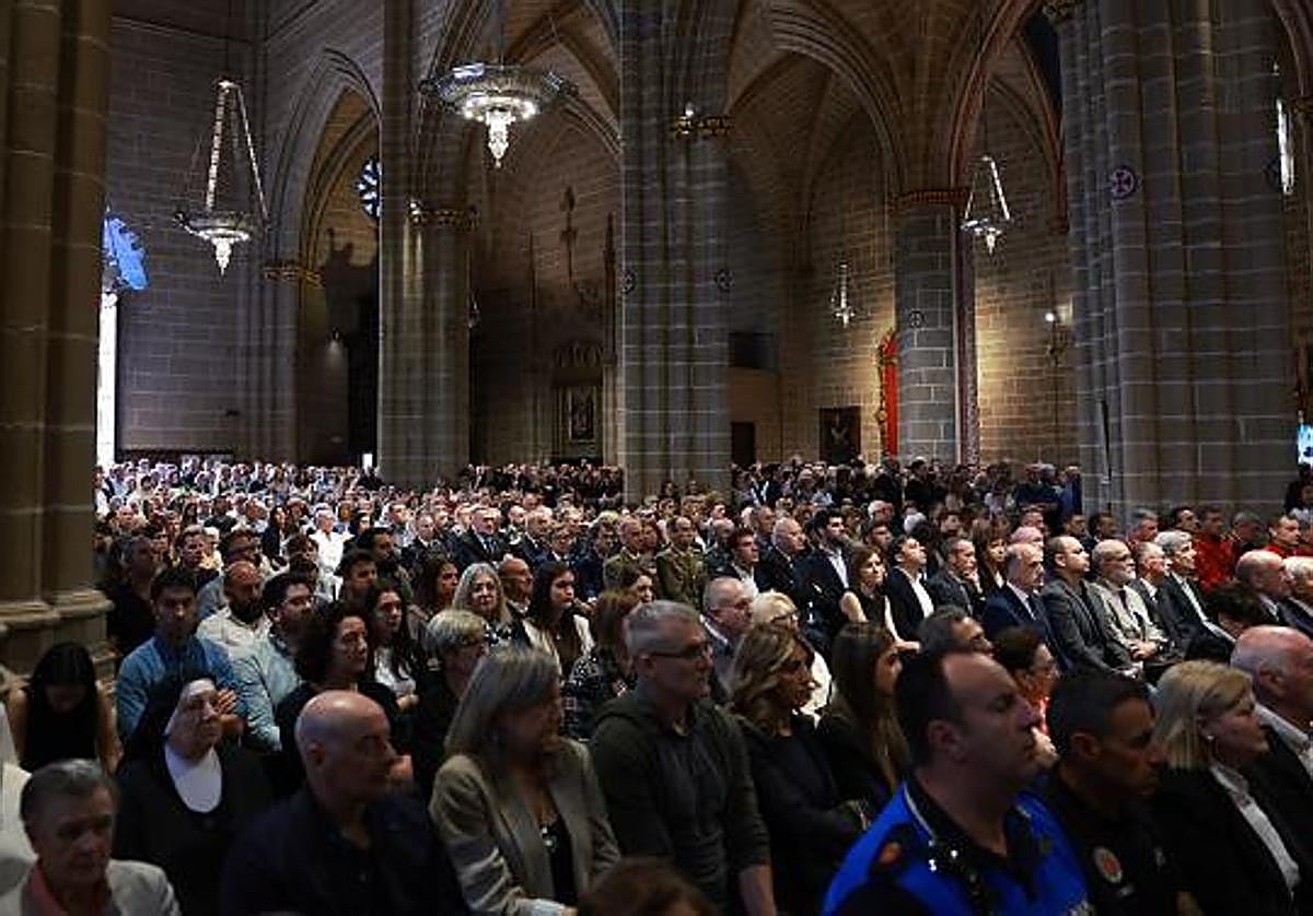 Cientos de personas abarrotan la Catedral de Pamplona en el funeral de los cinco policías forales