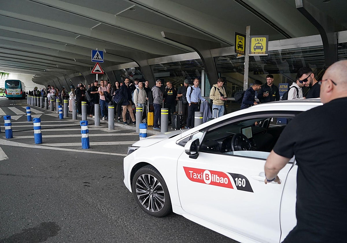 La guerra entre taxistas sube el tono en Loiu: «¿Quiénes os creéis que sois?»