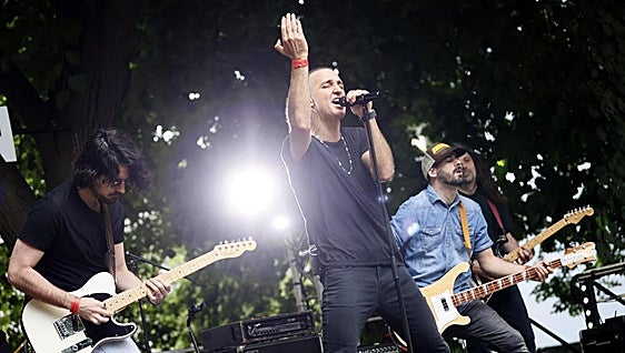 No Quiero firma un concierto impecable en Hirian ante un público a distancia por 'culpa' de su cantante