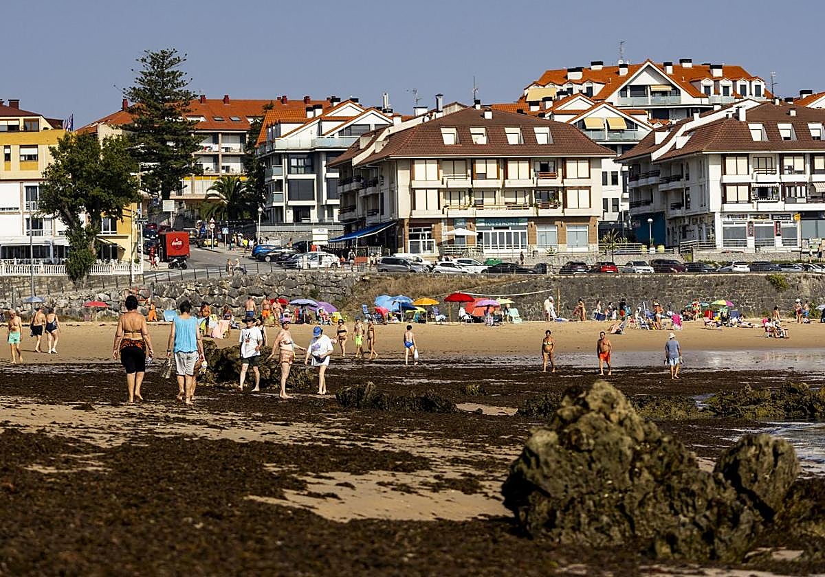 La odisea de los vizcaínos para aparcar en las playas de Cas