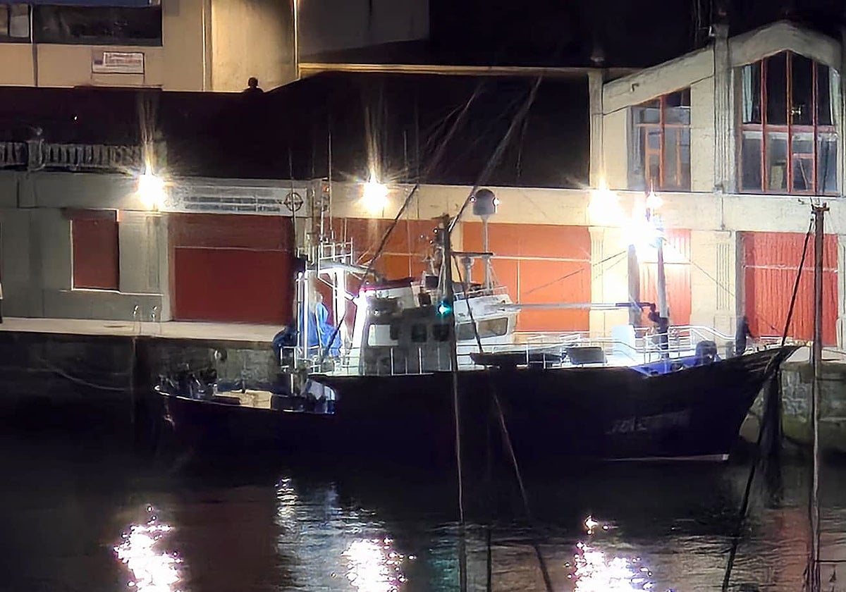 El primer bonito de la temporada en el puerto de Bermeo se p