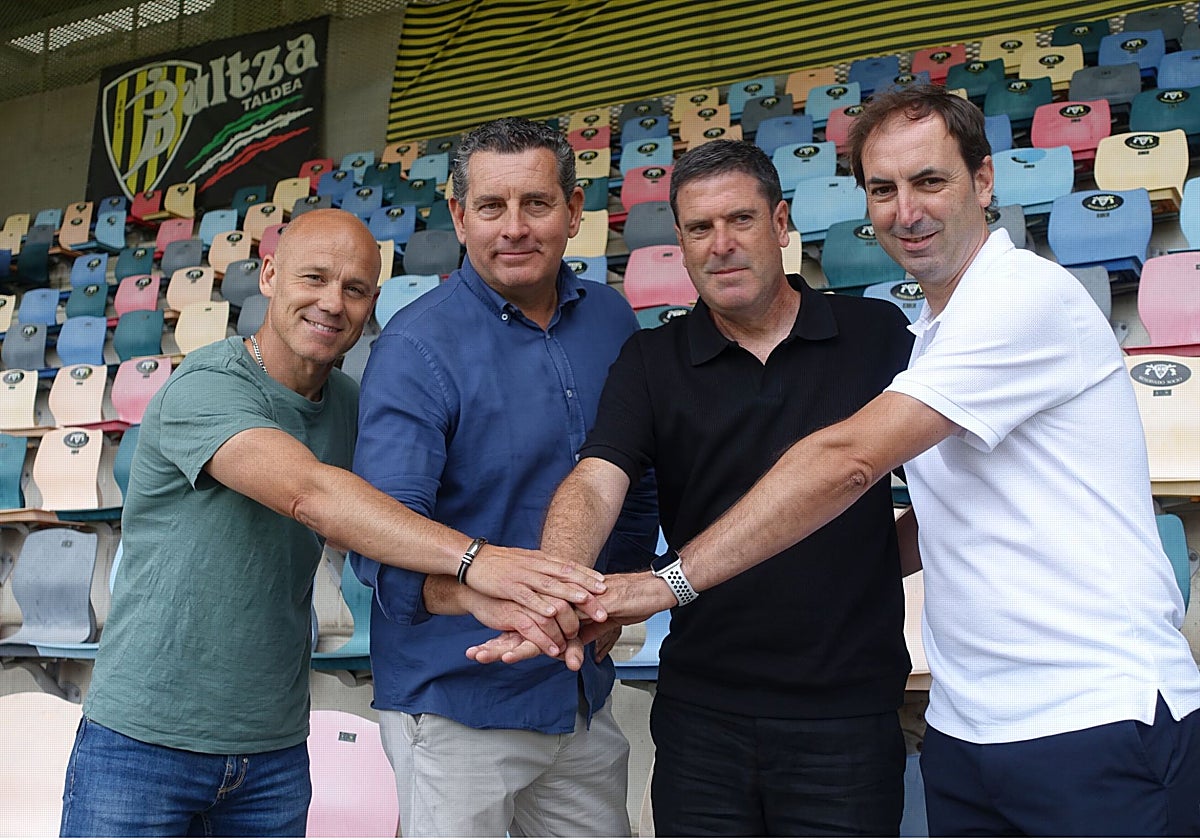 Xanti Pérez, preparador físico, Joseba Núñez, director general, Imanol de la Sota, entrenador y Fernando Fernández, segundo entrenador.