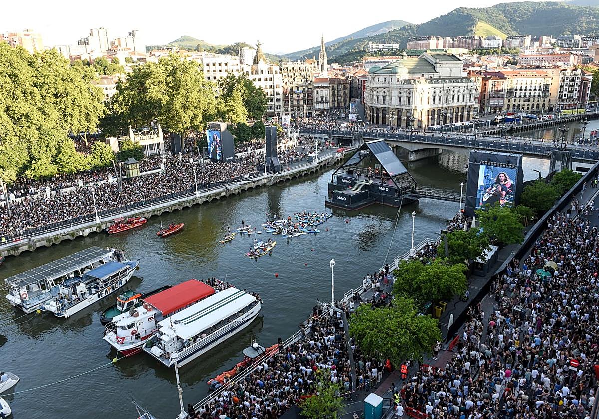 BBK descarta ahora repetir los conciertos flotantes en la Rí