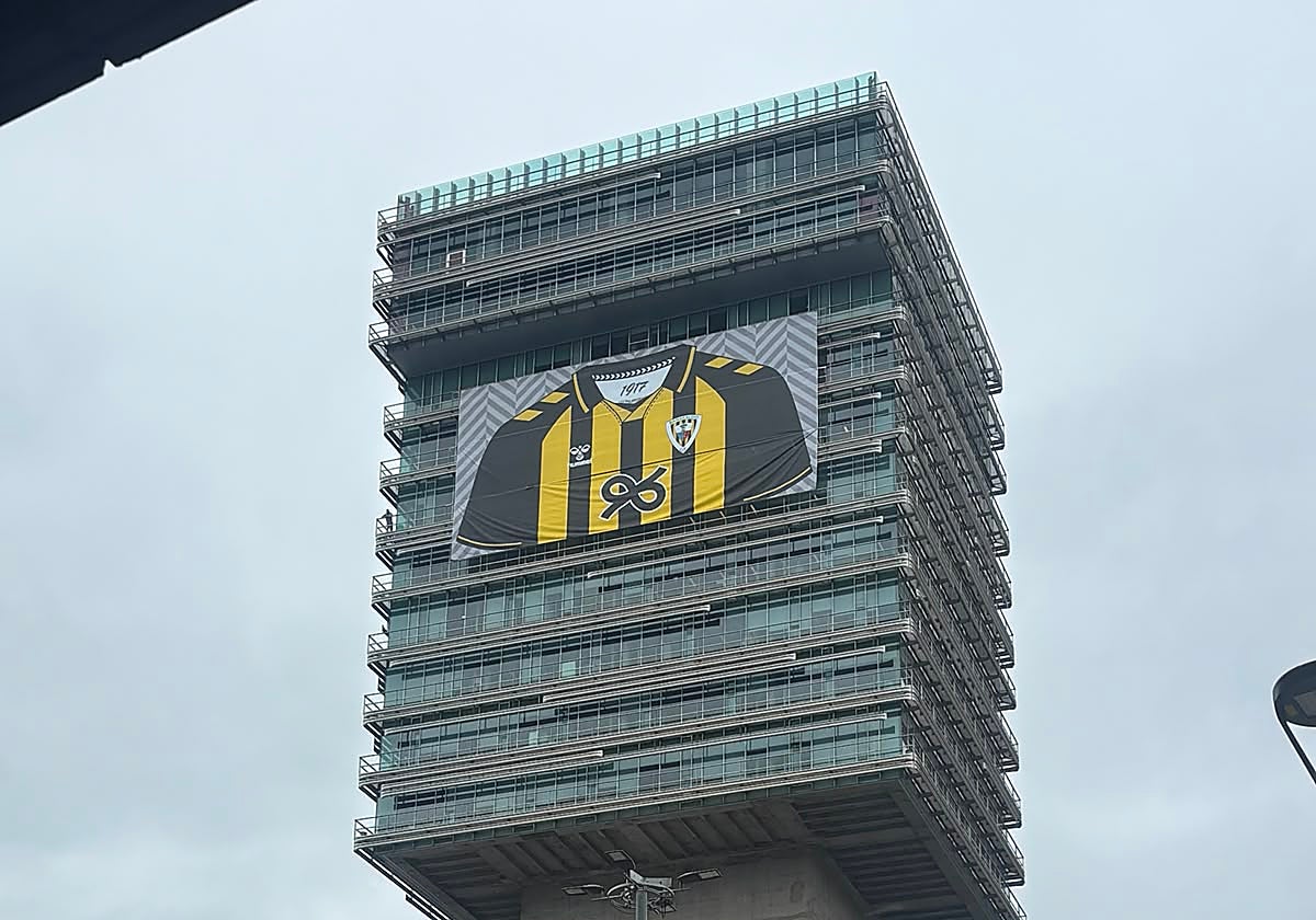La camiseta gigante del Barakaldo se está desplegando en la torre del BEC.