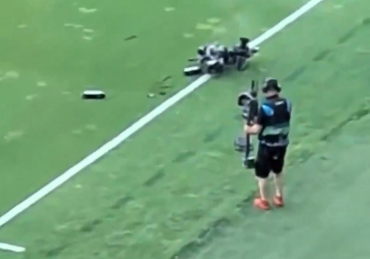 Cae una cámara desde lo alto del estadio y el operario la ev