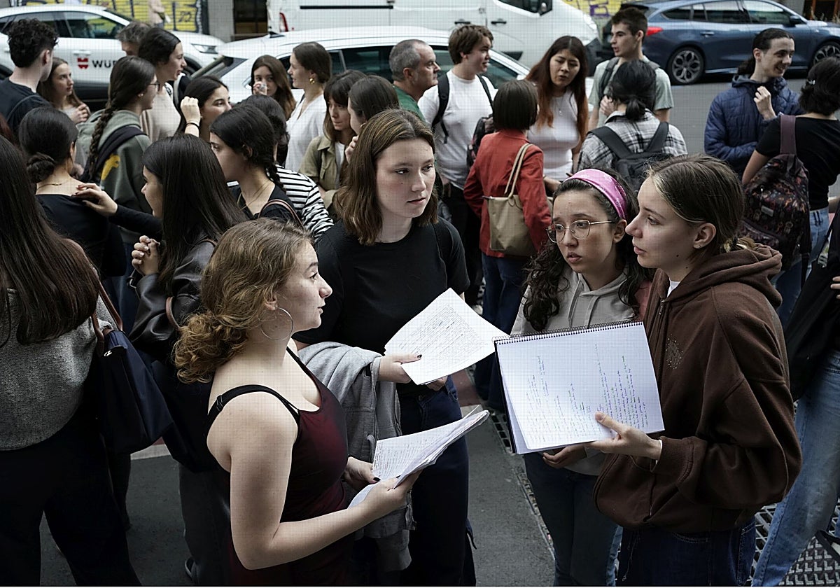 Alumnas ajenas a esta información repasan antes de un examen de la PAU.