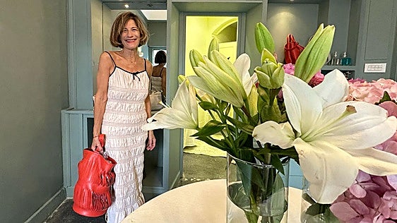 Isabel, la artesana que conquistó el Museo Balenciaga, abre su tienda de bolsos en Algorta