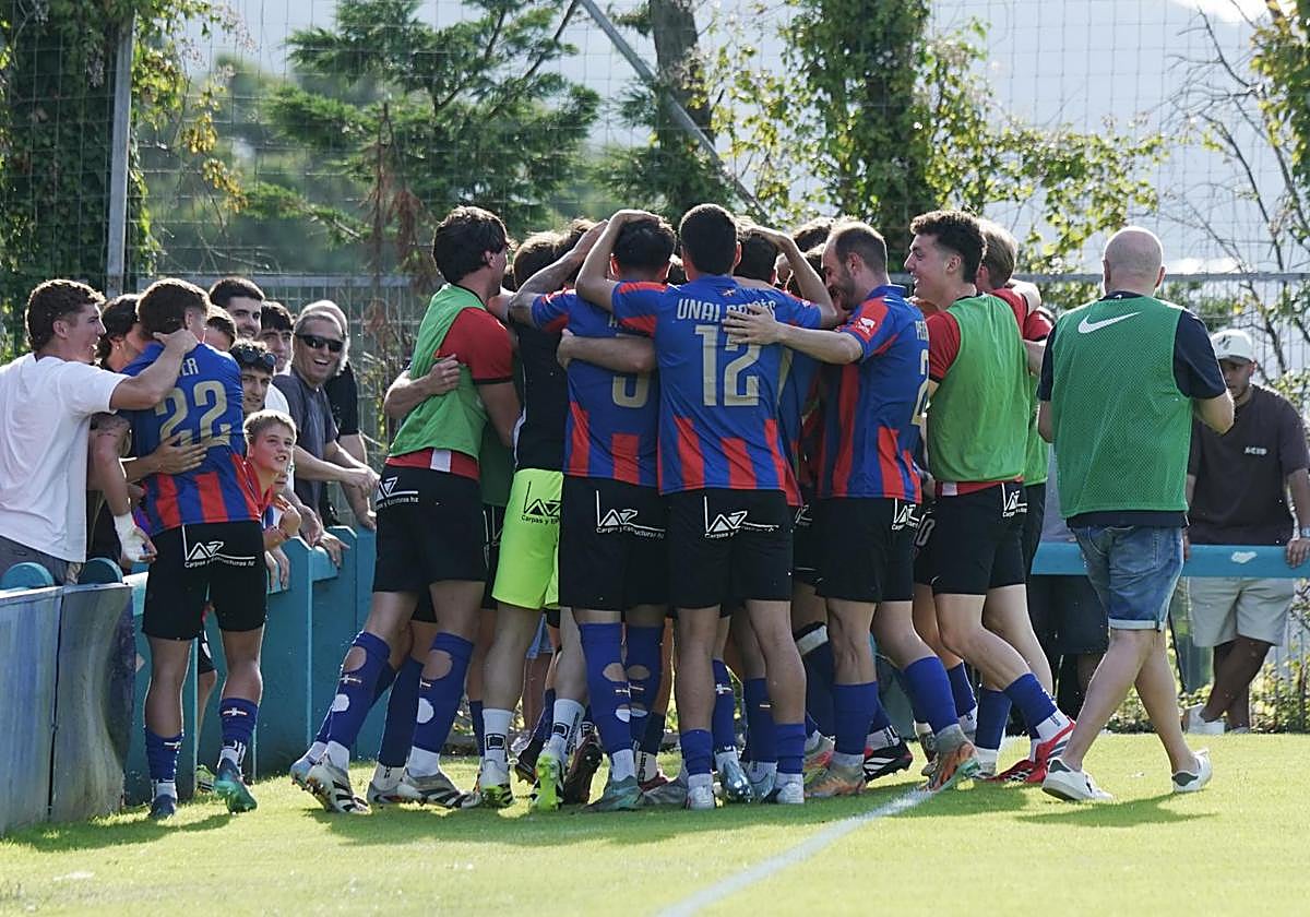 Los futbolistas del Leioa celebran el gol que les da ventaja en la eliminatoria.