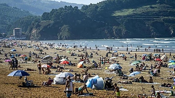 Baño prohibido en seis playas de Bizkaia en una jornada con aviso amarillo