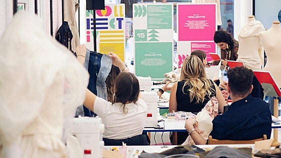 ¿Sabes cuánta ropa tiras? Descubre los talleres para reparar, transformar y alargar la vida de tus prendas