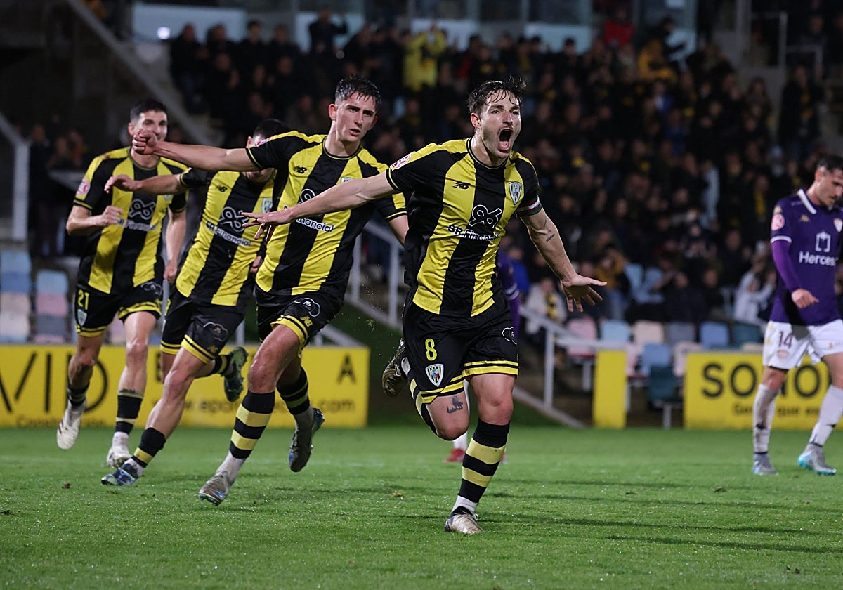 Julen Huidobro celebra el gol que le marcó al Guadalajara en Lasesarre.