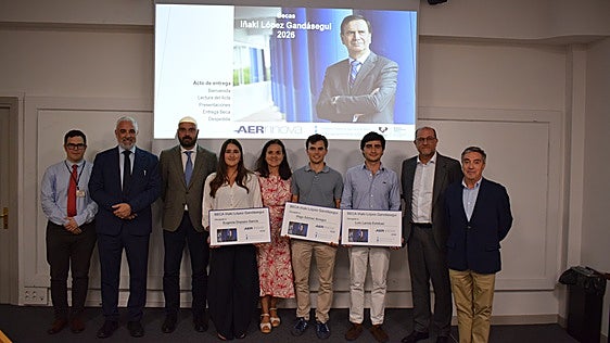 Aernnova beca con 25.000 euros a tres alumnos de Ingeniería de la EHU para estudiar en el extranjero
