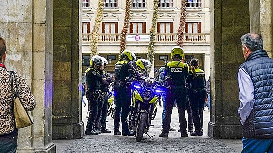 Un ladrón se traga la cadena de oro de su víctima cuando le perseguía la Policía Local en Vitoria