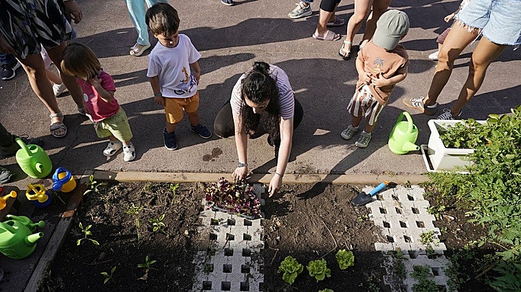 1.400 metros de jardín, una huerta, hoteles para bichos... así es el nuevo patio de la haurreskola de Zabalgana