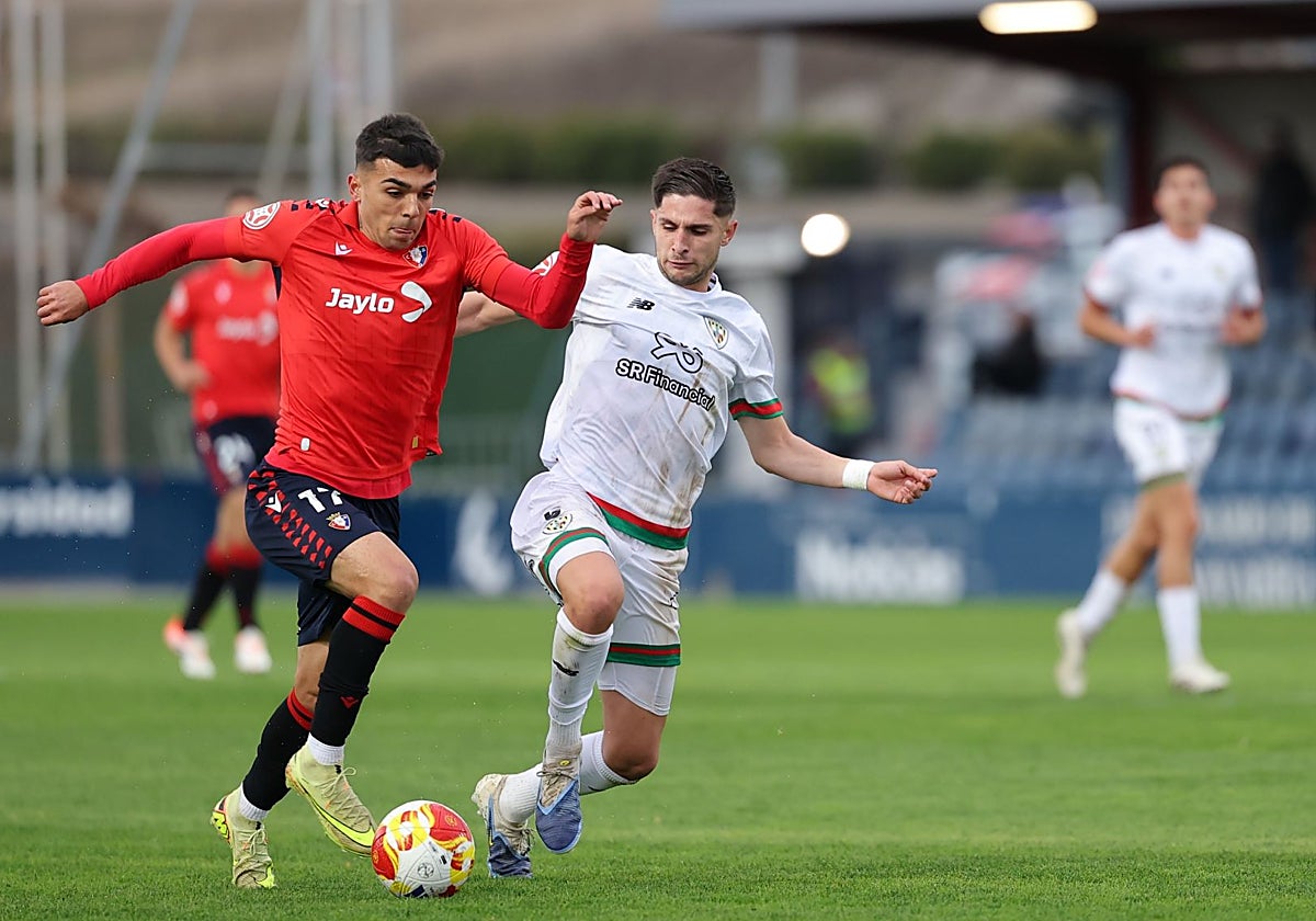Unai Naveira trata de robar un balón ante Osasuna Promesas.