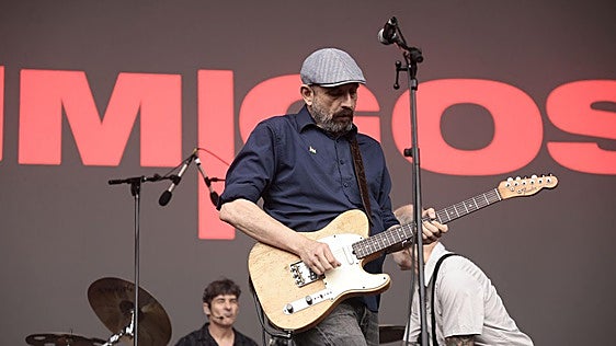 Los Enemigos regatean la lluvia y juegan con canciones chulas
