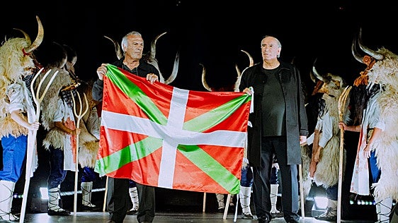La ikurriña del derbi del 76 llega a San Mamés de la mano de Iribar y Kortabarria en el concierto de Zetak