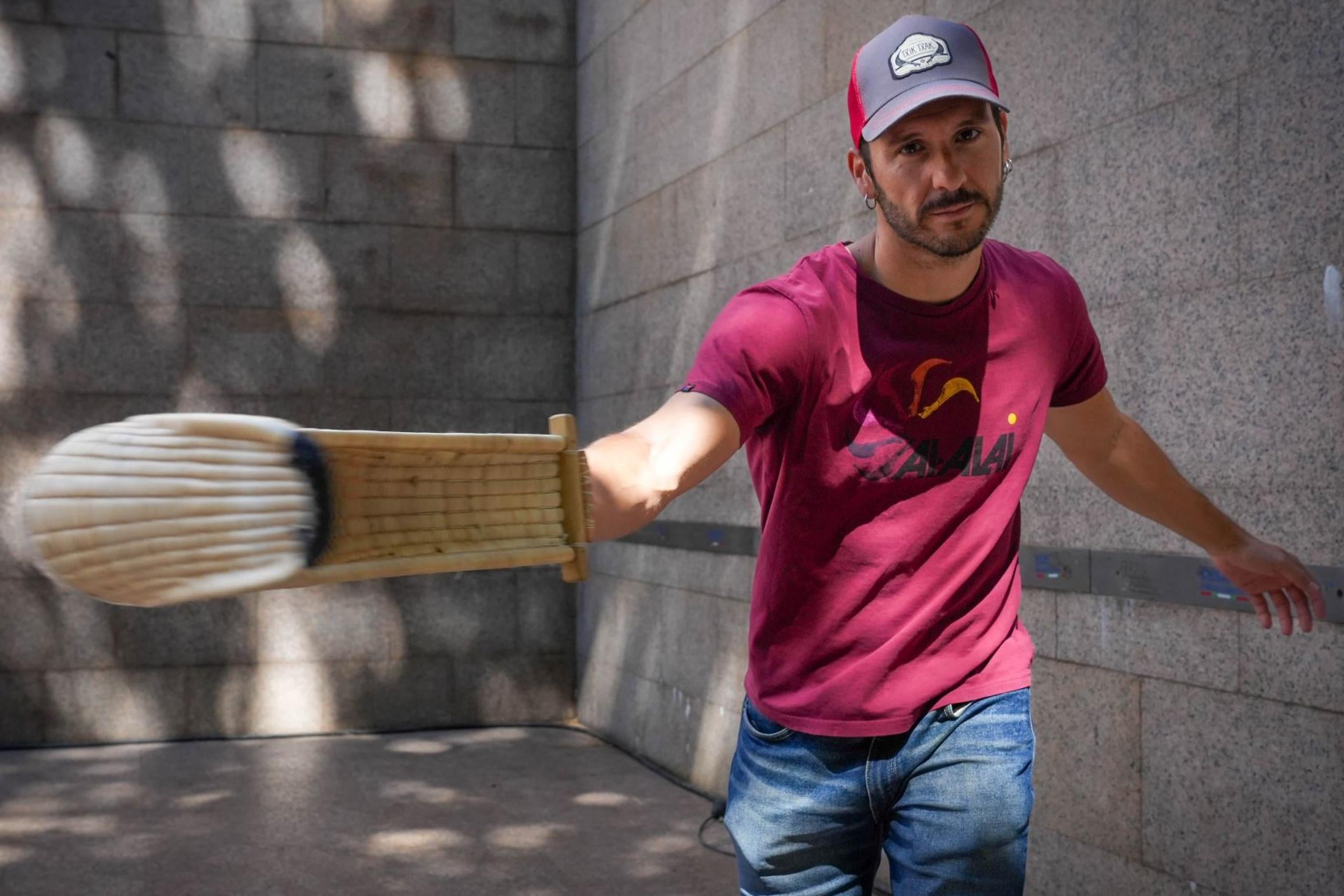 Jairo golpea la pelota en el frontón de los Fueros.
