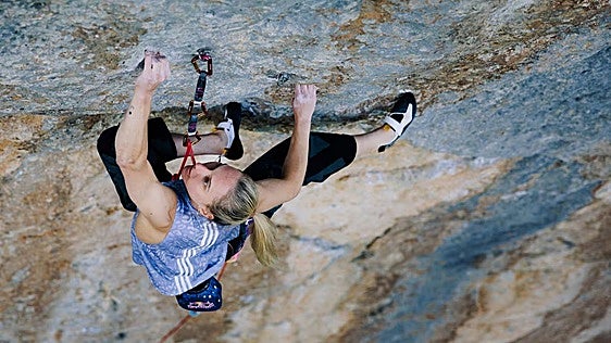Janja Garnbret, primera escaladora que logra una vía 'solo' para hombres