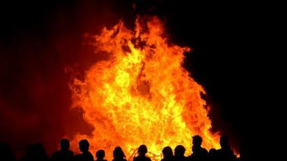 La ola de calor extrema apaga las hogueras por la noche de San Juan