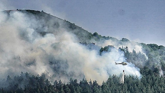 Despliegue aéreo para contener el incendio forestal en Galarreta