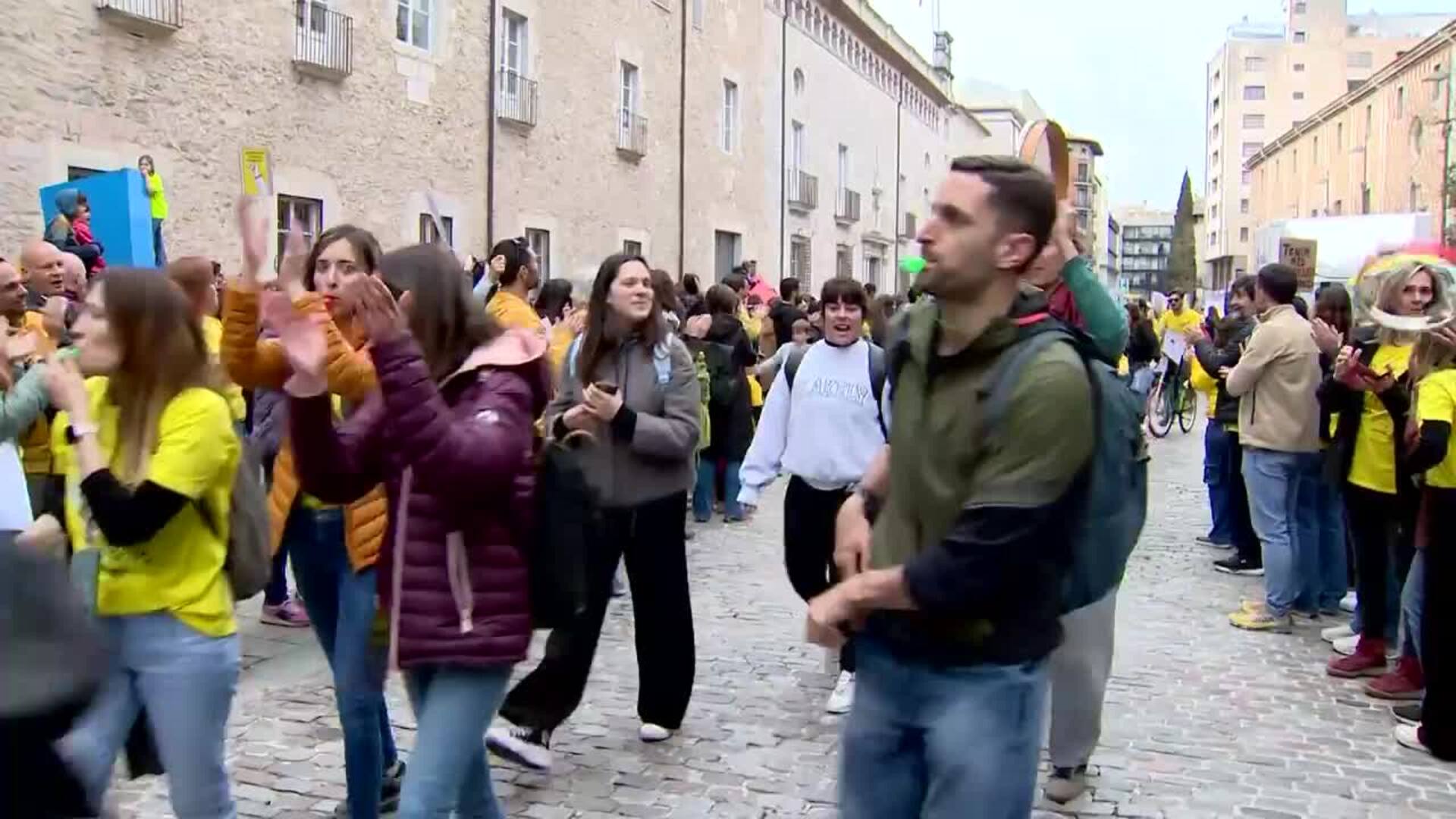 Docentes ocupan las instalaciones de servicios educativos en Girona y Granollers (Barcelona)