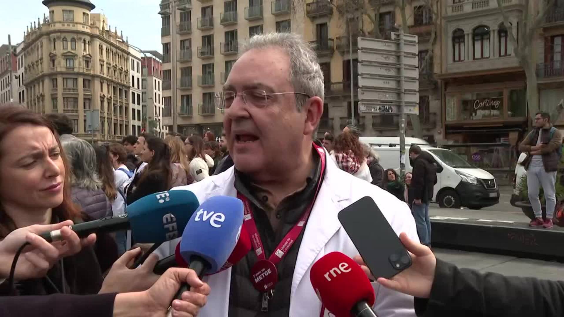 Metges de Catalunya alerta de que la sanidad catalana colapsará si no se revierte la situación
