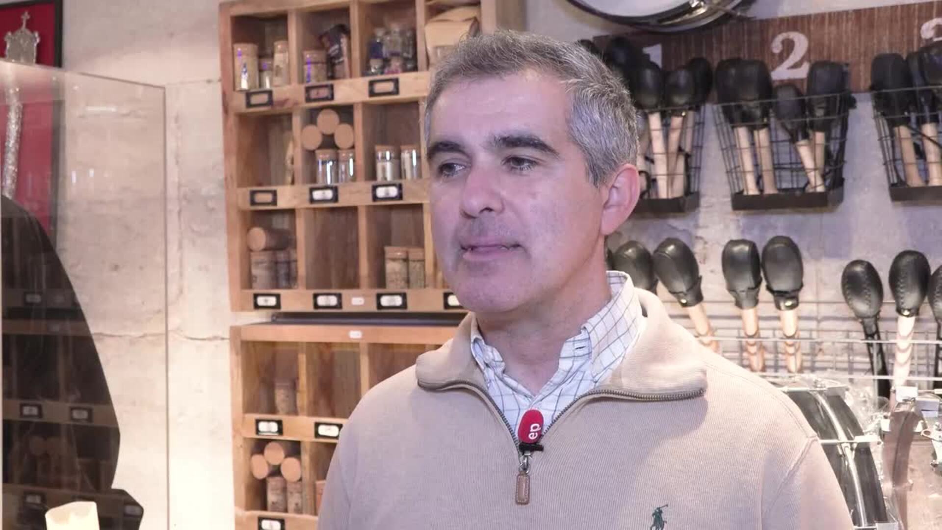 Los cofrades apuran las últimas compras y arreglos para tener todo a punto para las procesiones