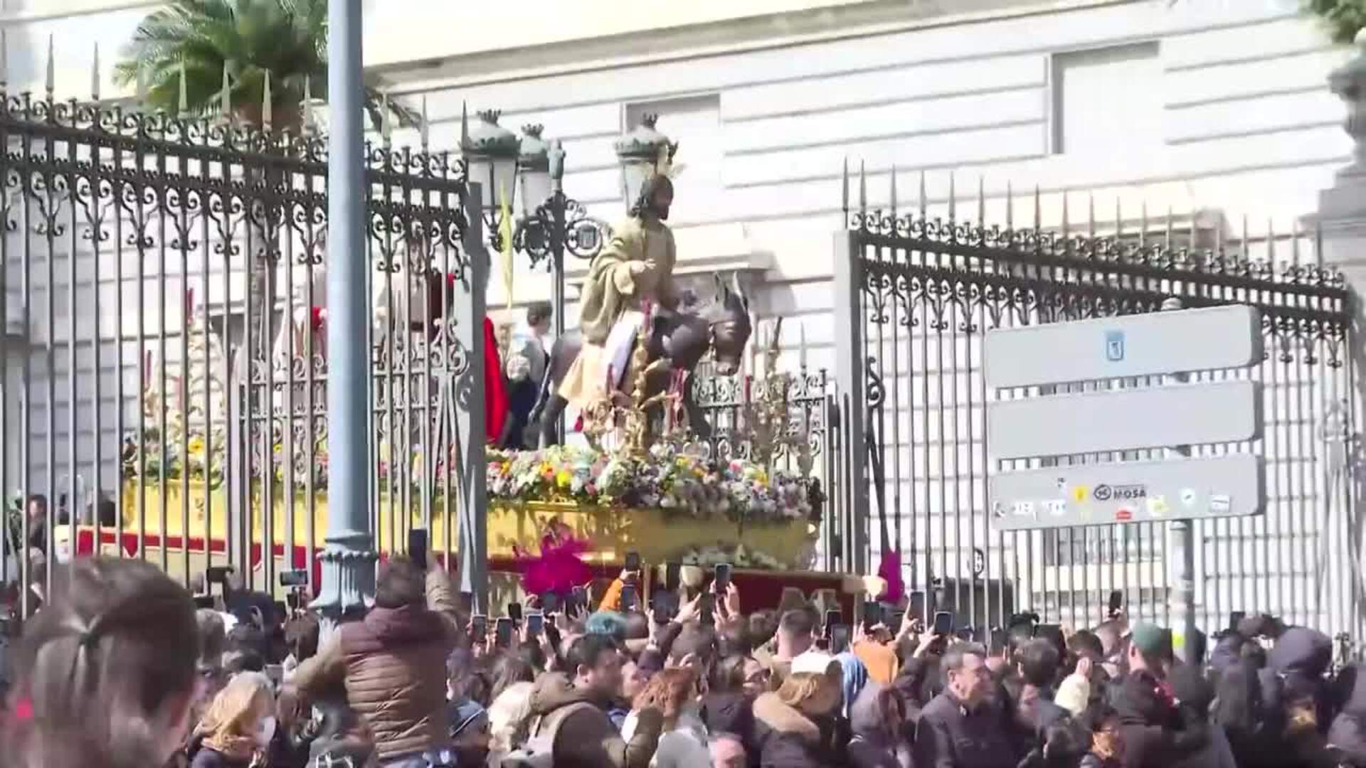 Así se ha vivido la triunfal salida de la Borriquita en la Catedral de la Almudena