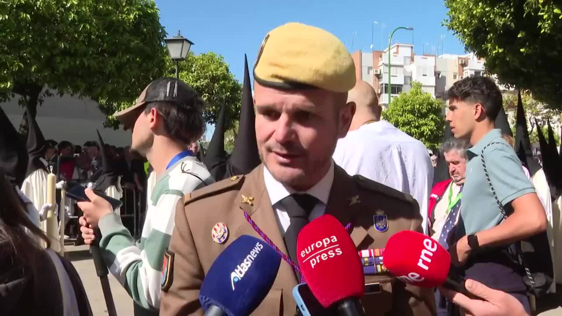 La UME acompaña a la hermandad de San Pablo en un Lunes Santo de recuerdos y emociones
